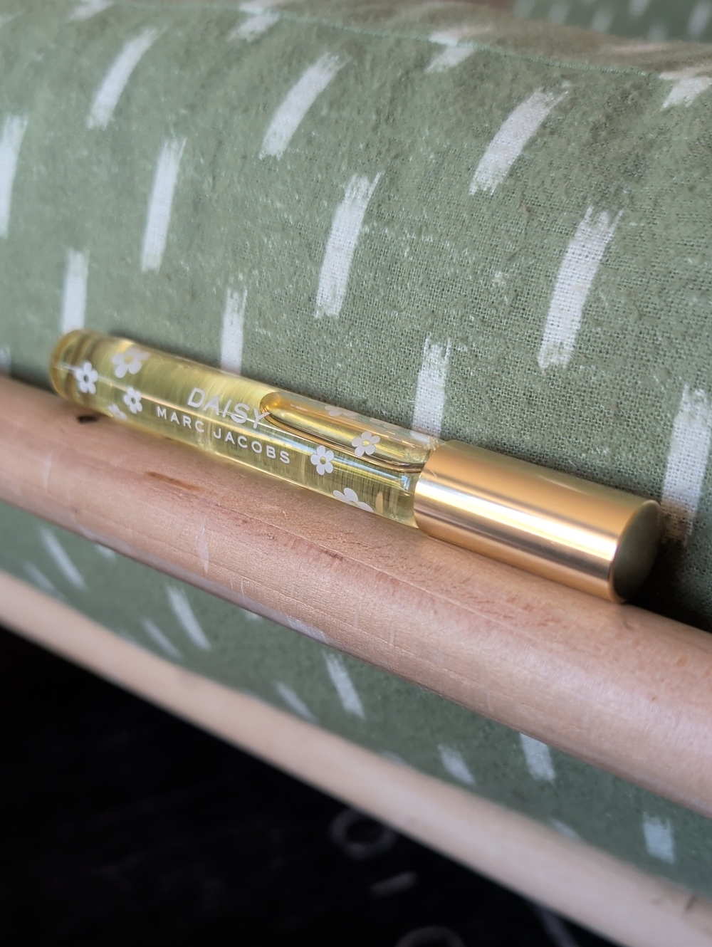 Marc Jacobs Daisy Rollerball in Gold and Clear